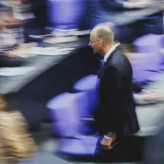 Mann im Anzug geht durch den Bundestag. Wer darf Bundeskanzler werden? Die Frage beschäftigt viele.