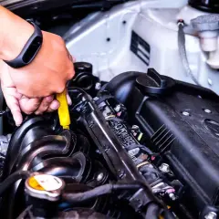 Mano ajustando el motor de coches tuning cars.