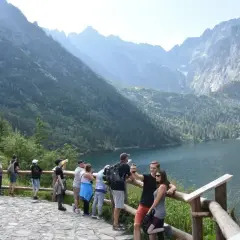 Turyści podziwiają Morskie Oko. Sprawdzają morskie oko cennik, by zaplanować dalszą podróż.