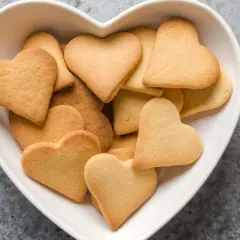 Serce pełne pysznego, kruchego ciasta sable w kształcie serduszek.
