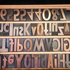 Tipos de letra vintage en madera, listos para componer un texto clásico.