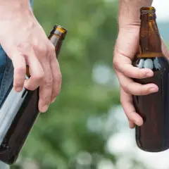 Czy można pić piwo 0 w miejscu publicznym? Sprawdź legalność i zasady