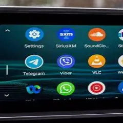 Ekran samochodu z ikonami aplikacji, w tym Telegram, Viber, WhatsApp i YouTube. Działa bezprzewodowy Android Auto, zapewniając łatwy dostęp do multimediów i komunikacji.
