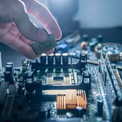 Dłoń montuje procesor do płyty głównej. Chcesz wiedzieć, jak sprawdzić model płyty głównej Windows 10?