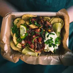 Pyszne nachos z salsą, fasolą i śmietaną. Idealne miejsce, gdzie zjeść w Łodzi, gdy masz ochotę na coś meksykańskiego.