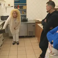 W kuchni restauracji Gęsia Nóżka Magda Gessler sprawdza stare piece, a pracownicy słuchają jej uważnie.