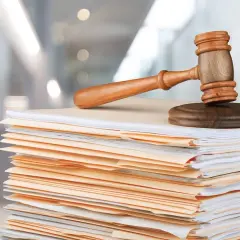 Sądowy młotek na stercie dokumentów. Historia o tym, jak ludzie zostali oszukani przez Profi Credit.