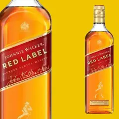 Dwie butelki whisky Johnnie Walker Red Label na żółtym tle. Klasyczna, rozpoznawalna etykieta z czerwonym pasem i postacią spacerowicza.
