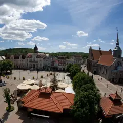Rynek w Wejherowie z ratuszem i kościołem, idealne miejsce na spacer i odkrywanie atrakcji dla dzieci.