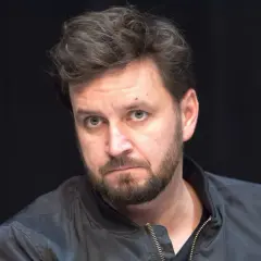 Piotr Domalewski, reżyser, w czarnej kurtce. Może opowiada żonie o nowym projekcie filmowym.