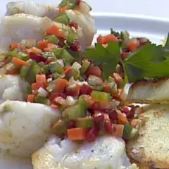 Rape a la plancha con picadillo de verduras y patatas fritas. Un plato delicioso y saludable.
