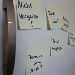 Notizen an Kühlschrank: "Nicht vergessen!", "Herd aus?", "Rechnung bezahlt?", "Enkel angerufen?", "Termine beim Arzt?". Vielleicht hilft das gegen Vergesslichkeit und Vitaminmangel.