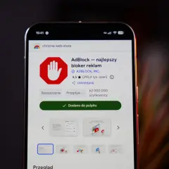 Ekran telefonu z Chrome Web Store, pokazujący rozszerzenie AdBlock. Jeśli chcesz wiedzieć, jak wyłączyć adblocka, to właśnie widzisz jego ikonę.