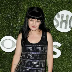 Abby Sciuto von NCIS heute: Die Schauspielerin Pauley Perrette posiert vor einem grünen Hintergrund mit CBS-Logos.