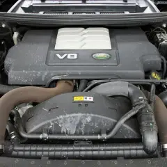Silnik V8 w Range Rover L322, gotowy do pracy.