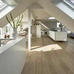 Helles Dachgeschoss mit moderner Küche, Essbereich und Schlafplatz. Brandschutz Dachgeschoss durch intelligente Bauweise und Materialien.