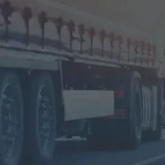 Ciężarówka w ruchu drogowym, przygotowana do testów na przewóz rzeczy. Widok na koła i naczepę.