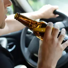 Kierowca pije piwo za kierownicą. Czy pasażer może pić piwo? To niebezpieczne!
