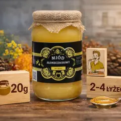 Słoik miodu słonecznikowego, obok drewniane kostki z napisem "20g" i rysunkiem chłopca jedzącego miód, oraz "2-4 łyżeczki". Codzienne jedzenie miodu to zdrowie!