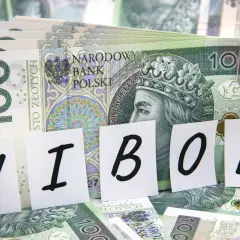 Stos stuzłotowych banknotów z napisem WIBOR.