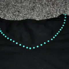 Jak ozdobić bluzkę koralikami? Stwórz unikalny styl DIY!