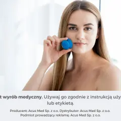 Kobieta trzyma niebieskie bańki chińskie gumowe lub silikonowe do twarzy.
