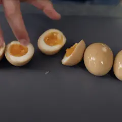 Perfekcyjne Ajitsuke Tamago: Jak ugotować jajko do ramenu?