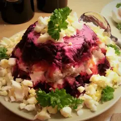 En vacker inlagd sill-tårta med rödbetor, ägg och persilja. En klassiker på svenska högtider.