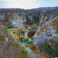Wodospady i turkusowe jeziora w Parku Narodowym Jeziora Plitwickie tworzą malowniczy krajobraz.
