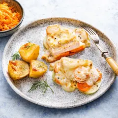Soczysty schab po cygańsku, zapiekany z warzywami i sosem, podany z pieczonymi ziemniakami i surówką z marchewki.
