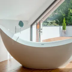 Baignoire îlot moderne, en acier ou acrylique, avec vue sur la nature.