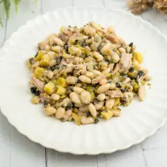 Deliciosa ensalada de alubias blancas con atún, aceitunas y trocitos de pimiento. Un plato fresco y nutritivo.