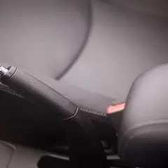 Poignée du frein à main dans une voiture, prête pour le réglage.