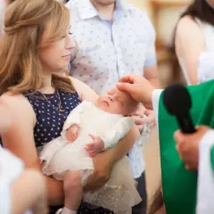 Ile dać na chrzciny jako chrzestna? Wybierz idealną kwotę bez stresu.