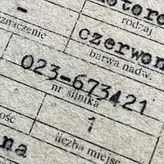 Na dokumencie widoczny numer silnika: 023-673421. Obok wpisano "czerwony" jako barwę nadwozia.