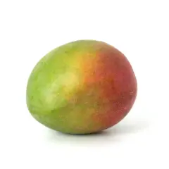 Eine reife Mango, grün und rot, liegt auf weißem Grund. Sie erinnert an einen kleinen, bunten Hund, der sich sonnt.