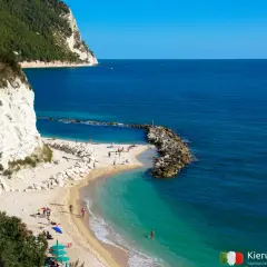 Skały i turkusowa woda tworzą krajobraz jednej z najpiękniejszych plaż we Włoszech.