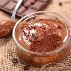 Délicieuse mousse au chocolat maison, garnie de copeaux de chocolat. Parfait pour la conservation et le plaisir.
