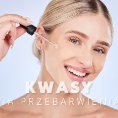 Uśmiechnięta kobieta aplikuje serum z pipetki. Dowiedz się, jakie kwasy na przebarwienia pomogą Ci uzyskać gładką cerę.