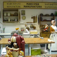 Wystawa w muzeum marcepanu Eger: kuchnia z manekinami, narzędziami i słodkimi dekoracjami.