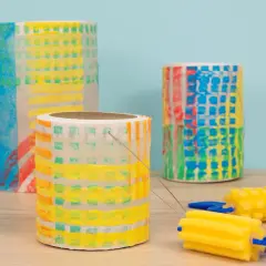 Bunte Laternen zum Laterne basteln U3. Kinder haben mit bunten Farben und Rollen Muster auf Papierrollen gemalt.