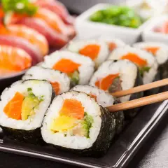 Roladki sushi z łososiem i warzywami, gotowe do jedzenia. Idealny ryż do sushi to podstawa smacznego posiłku.