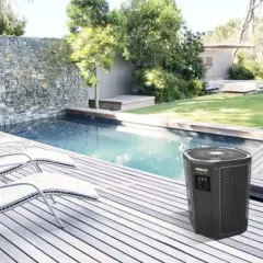 Une pompe à chaleur silencieuse chauffe la piscine, avec des chaises longues sur la terrasse en bois.