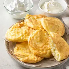 Pane nuvola ricetta: soffici e dorati, questi panini leggeri sono perfetti per una colazione o uno spuntino sano.