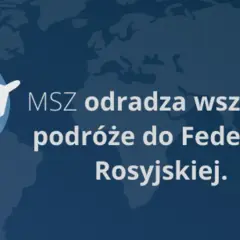 Ostrzeżenie MSZ: wszelkie podróże do Federacji Rosyjskiej są odradzane. Mapa świata z samolotem i znakiem ostrzegawczym.
