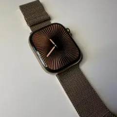 Elegancki zegarek watch os 10 z bransoletą typu mesh i tarczą w kształcie wachlarza.