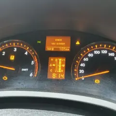 Kontrolki na desce rozdzielczej Toyota T27: CHECK VSC SYSTEM, kontrolka silnika, kontrolka ESP i hamulca. Przebieg 10.5 km.