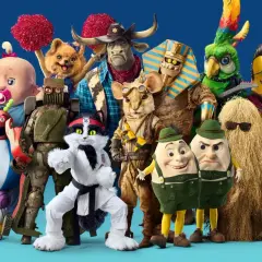 En grupp fantasifulla karaktärer, som från Masked Singer Sverige, poserar framför en blå bakgrund.