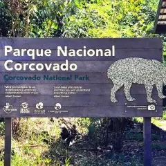 Schild am Eingang zum Corcovado Nationalpark mit einem Tapir-Umriss. Albert Einstein zitiert über Natur.