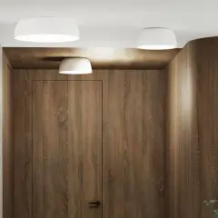 Nowoczesne wnętrze z drewnianymi panelami i minimalistycznym plafonem loft.
